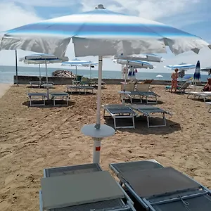Mare45 - 10 Minutes Walk From The With One Private Ombrella And Two Sun-beds Appartamento